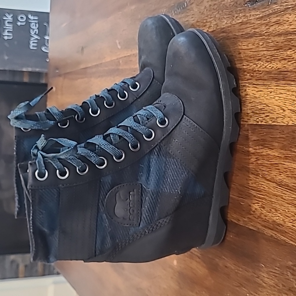 US 8 Sorel Lexie Wedge Hidden Heel Boots NL3779-010 Black Plaid Green - Picture 1 of 6
